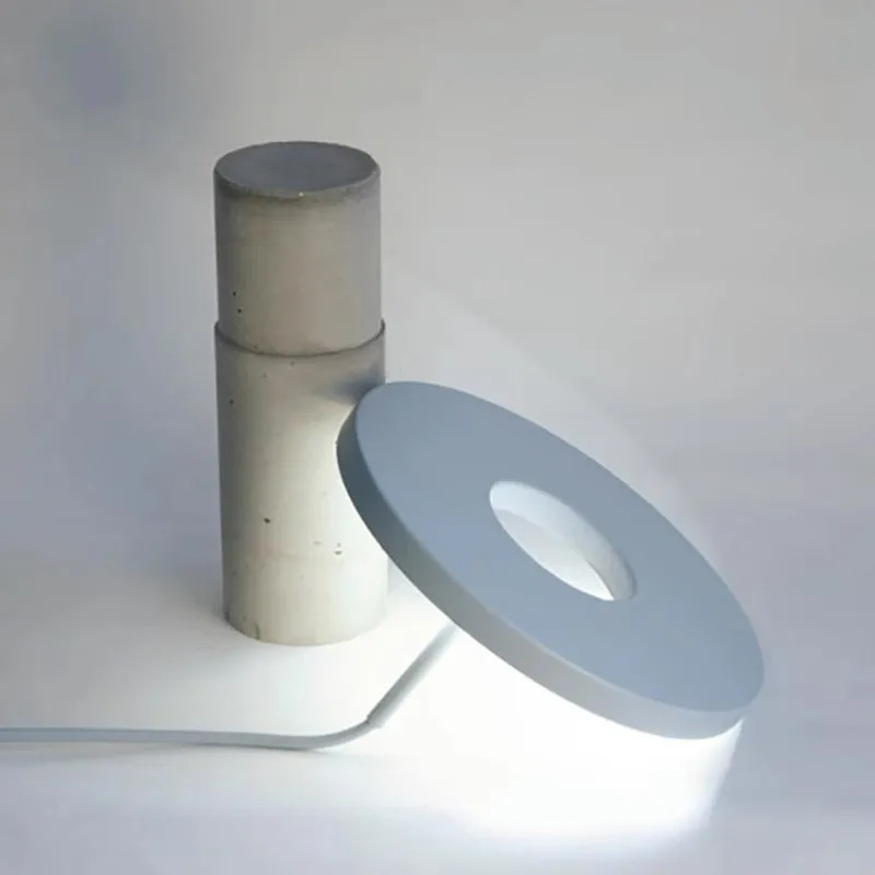 مصباح طاولة مزخرف ما بعد الحداثة على الطراز الصناعي مصمم نموذج غرفة المعيشة وغرفة الدراسة وغرفة النوم مصباح طاولة بجانب السرير