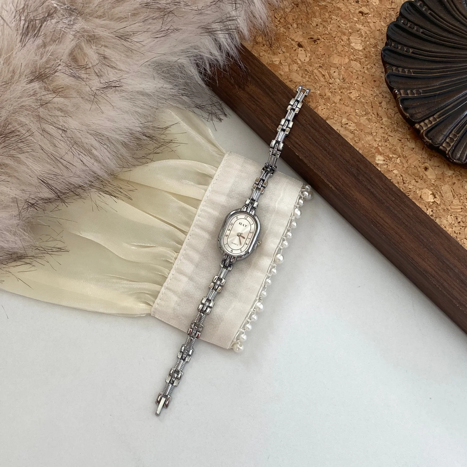 Ladies Vintage Luxury Quartz Watch Alloy Thin Bracelet Oval Dial Elegant Lady Commuter Ellipse Watches Gold Wristwatch Gift