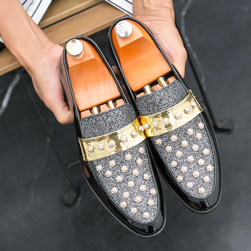 Retro Classic Men Loafers with Pointed Toes and Low Heels British Style Business Dress One Foot Studded Leather Shoes