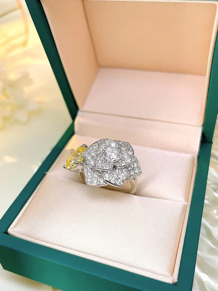 Bague en argent regardé 925 avec fleur d'oreille, jumelée à des diamants à haute teneur en carbone, créer des bijoux de mariage au design unique haut de gamme, mode