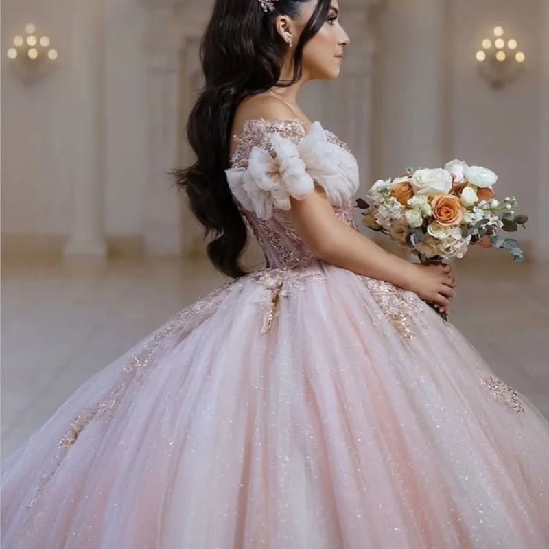 فستان Quinceanera وردي فاتح لامع عاري الكتفين لامع ثلاثي الأبعاد على شكل زهرة ملصق طويل الذيل Vestidos De 15 Quinceanera تخصيص #2