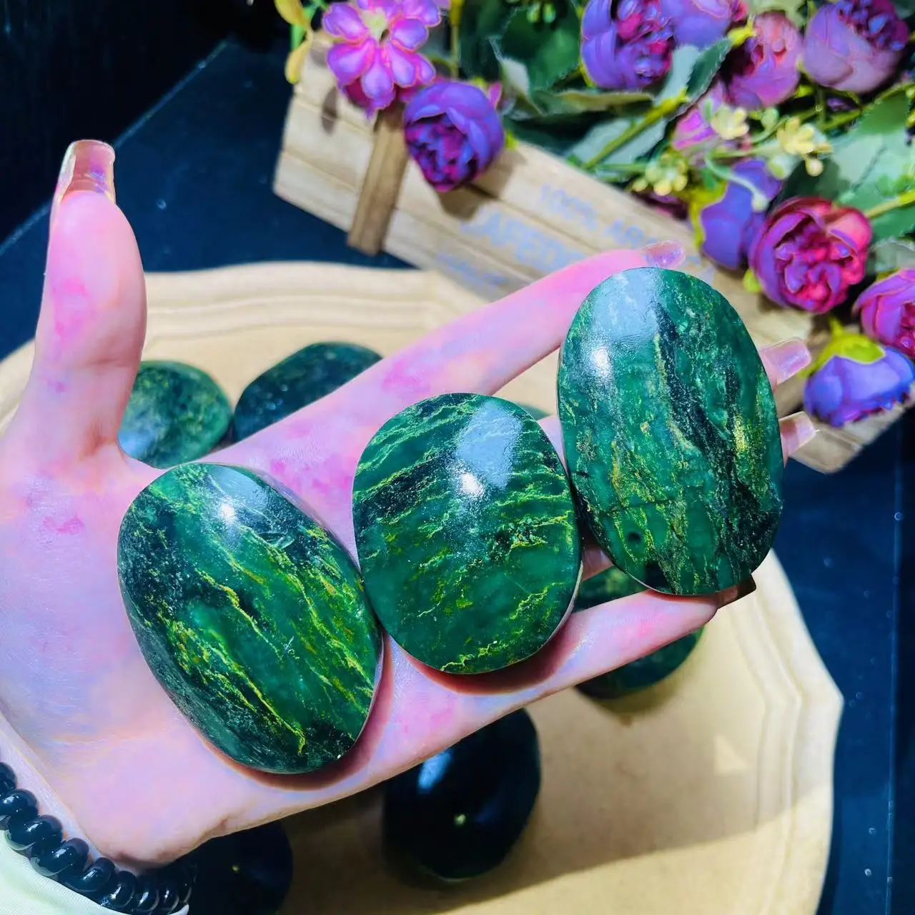 1pc Hot Sale Emerald Palm Stone Carving Craft Natural High Quality Crystal for Healing