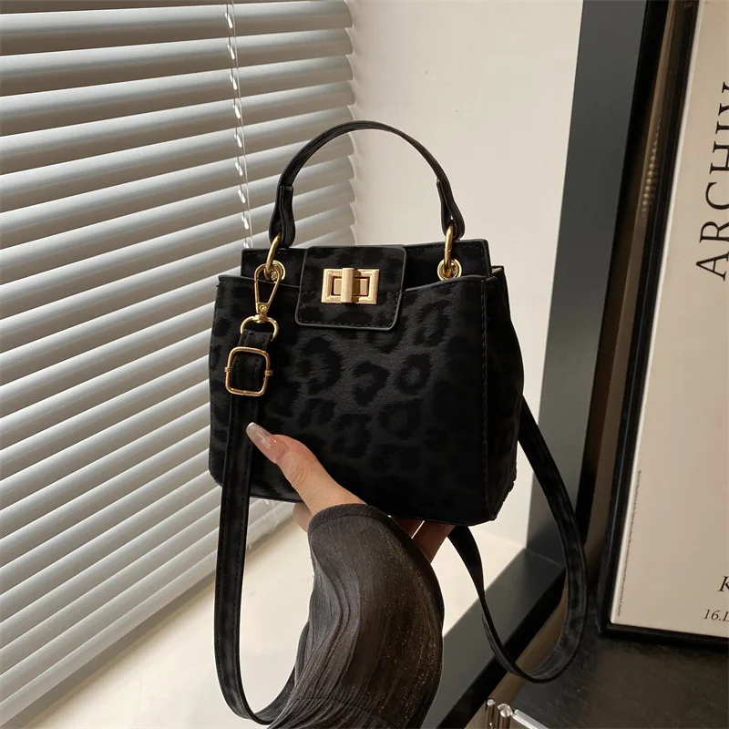 

Chic Banquet Leopard Print Crossbody Bag, Stylish Women's Tote Bag, Retro Lock Handbag Shoulder Underarm Bag for Women Daily Use