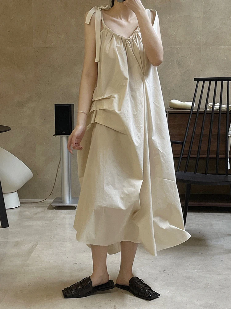 [EAM] Women Khaki Irregular Pleated Long Spaghetti Strap Dress New V-Neck Sleeveless Fashion Tide Spring Summer 2024 1DH6476