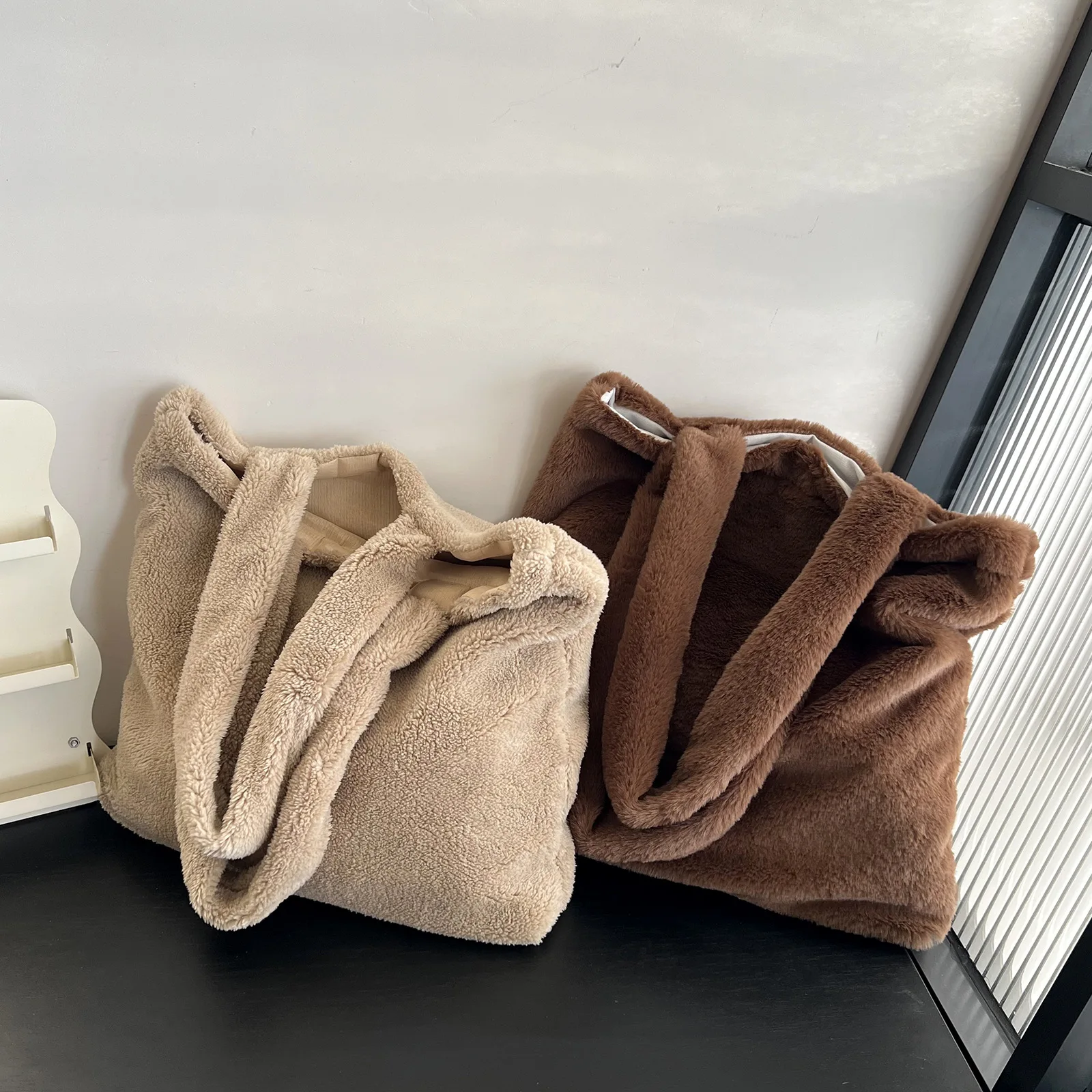 Women's Imitation Lamb Wool Tote Bag Large Capacity Solid Color Shoulder Bag Zipper Opening Suitable for Autumn and Winter Plush view 4