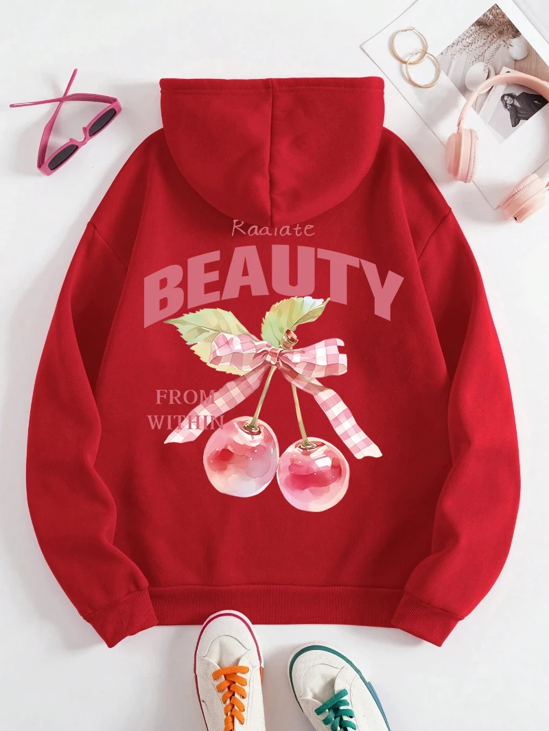 เสื้อฮู้ดเชอร์รี่สีชมพูสำหรับผู้หญิง พิมพ์ลายโบว์สวยงาม สไตล์สตรีทแวร์ ผ้าฟลีซอุ่น มีกระเป๋า เสื้อคลุมหลวมๆ สำหรับฤดูหนาว เสื้อผ้าผู้หญิง