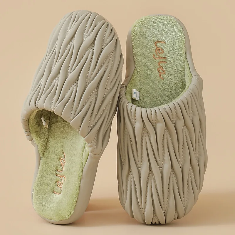 الجملة النعال القطن للنساء الخريف الشتاء داخلي المنزل مطوي زوجين نمط جديد سميكة القاع الدافئة بو الجلود للماء