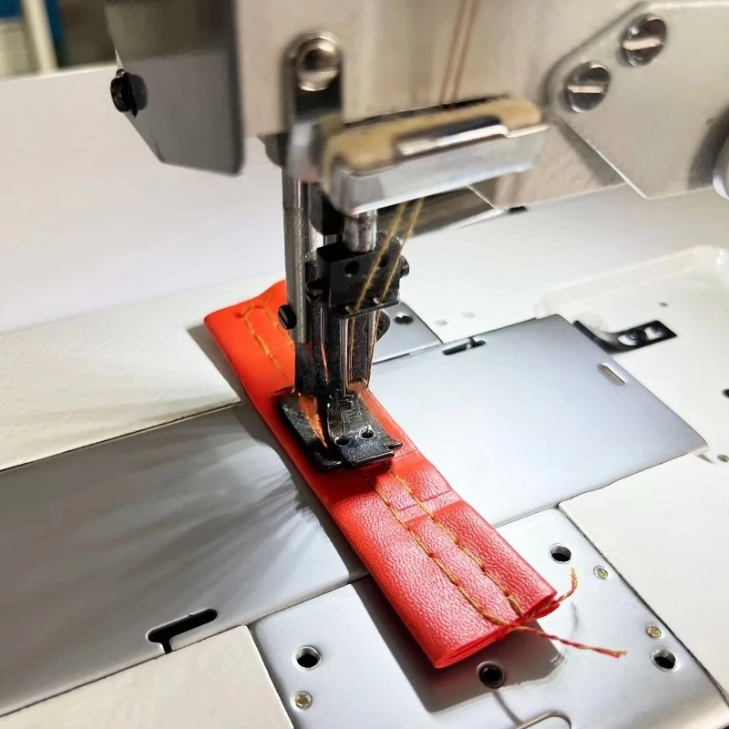 The most reliable and high-quality DS-4420-D4 double-needle computerized flat bed desktop sewing machine, suitable for leather