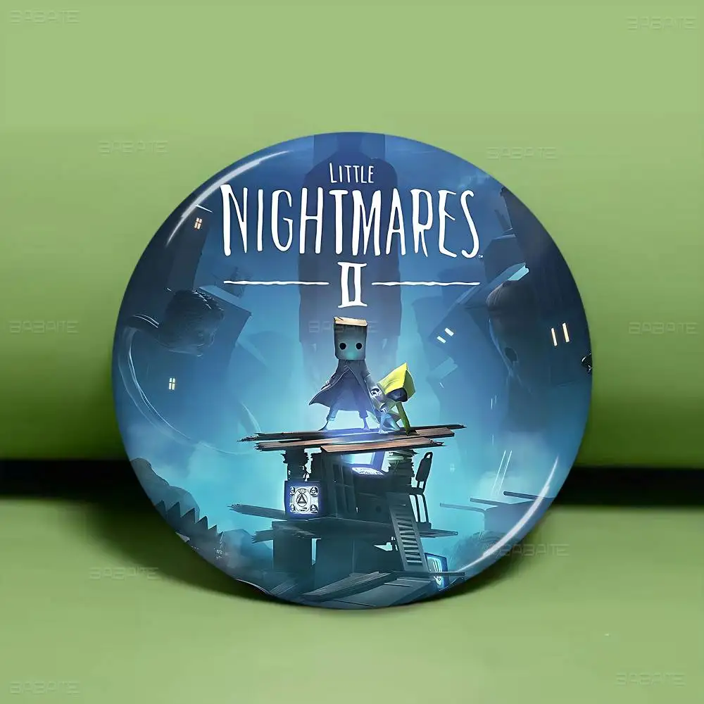 لعبة L-Little Nightmares 58 مللي متر بروش مصنوع يدويًا شارة كرتونية كوسبلاي على ظهره مجوهرات اكسسوارات هدايا