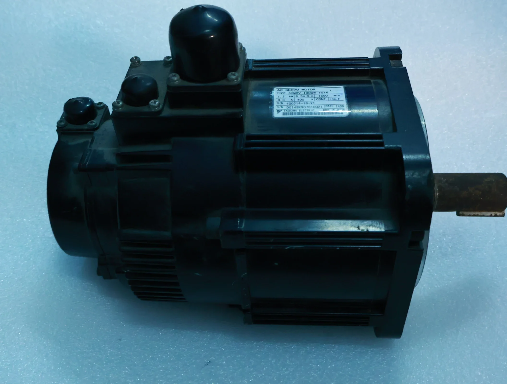 

Используется для Yaskawa Electric SGMGV-13DDW-YG16 Б/у серводвигатель переменного тока SGMGV-13DDW-YG16