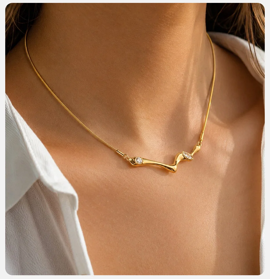 Vnox Minimalistischer, zarter Zirkon-Geometrie-Anhänger für Damen, vergoldet, mit Kristallen, Flüssigmetall-Kette, wasserdicht – Detail 3