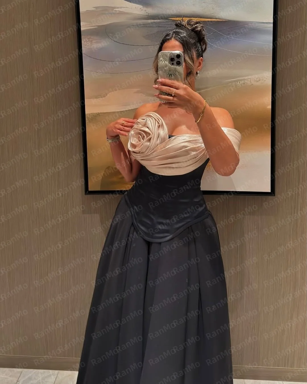 ชุดราตรีงานแต่งงานทรงเอไลน์แบบหรูหรา แบรนด์ Ranmo ความยาวกรอมพื้น ดีไซน์จับจีบ คอวีแบบหวาน ไหล่เดียว  คอลเลคชั่นชุดราตรีปี 2026 รับตัดตามสั่ง