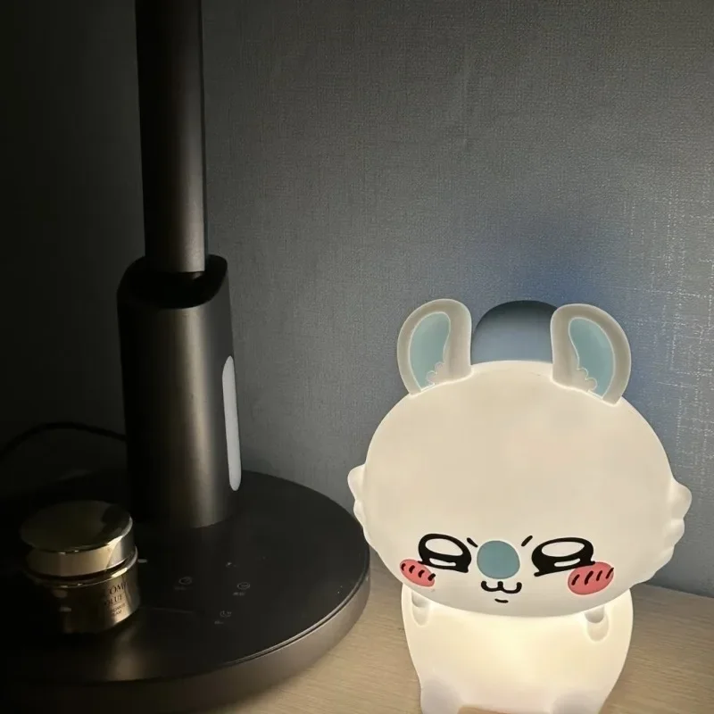 MINISO لطيف Chiikawa Usagi Momonga المنطقة المحيطة ضوء الليل النمذجة مصباح سطح المكتب الديكور Kawaii أنيمي الكرتون النوم مصباح