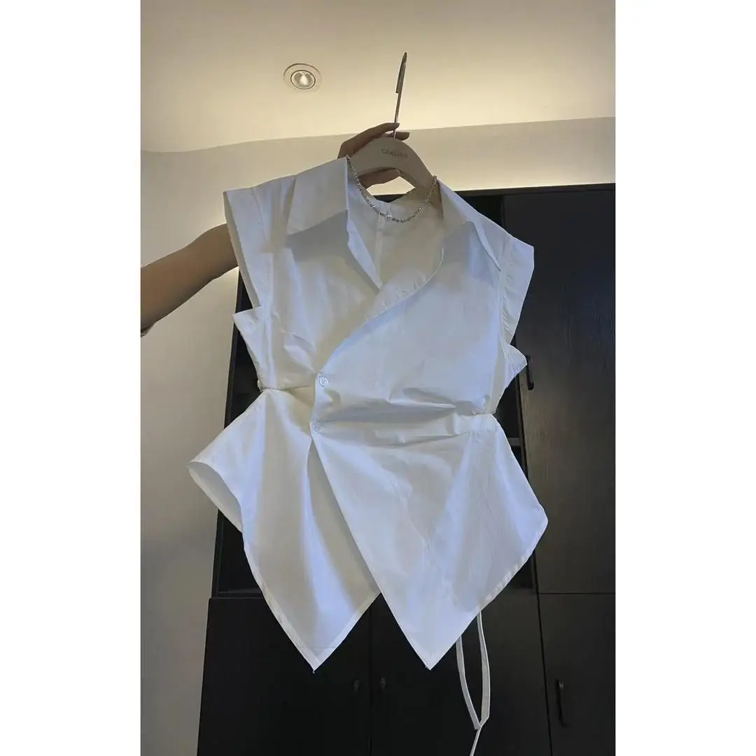 قميص نسائي صيفي جديد بياقة بولو بدون أكمام على الطراز الكوري، تصميم أنيق وعصري بلون واحد مع إغلاق بالأزرار