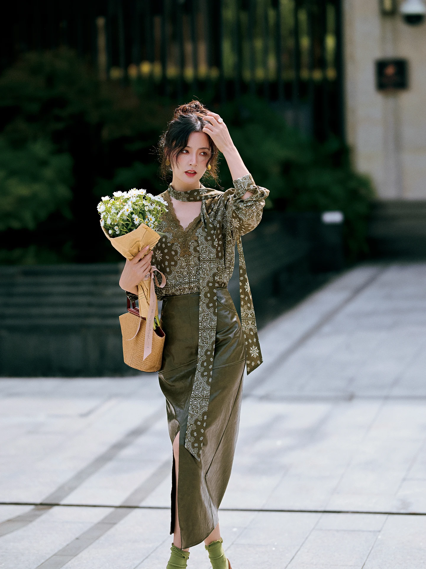 

Ретро-рубашка с цветочным принтом, бантом и кружевными вставками, с длинными рукавами, женская, повседневная, дышащая, из полиэфирного волокна, с V-образным вырезом, на пуговицах