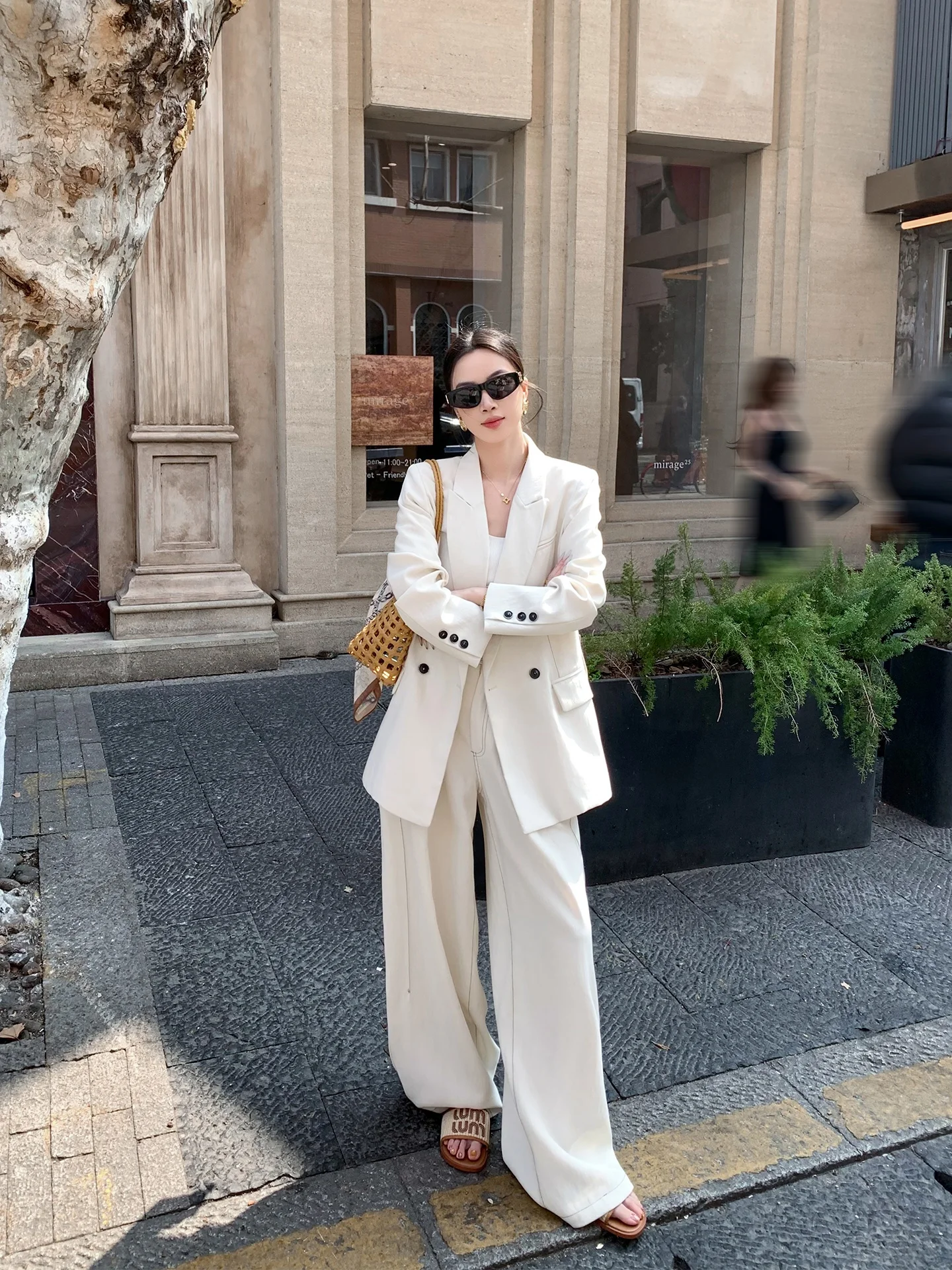 

Binguo Classic Slimming Suit Two-Piece Set in Beige for Women Spring 2026 Fashionable Workwear Comfortable Polyester Fabric