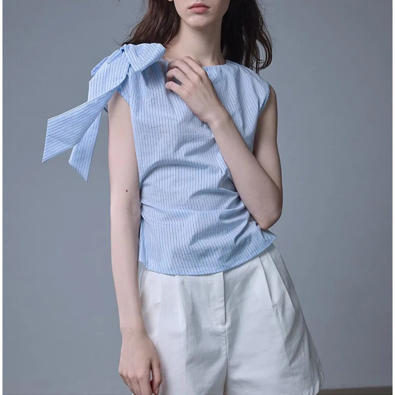Céu azul listrado assimétrico sem mangas camisa feminina verão com cinto arco nó cintura fina plissado casual versátil feminino topos