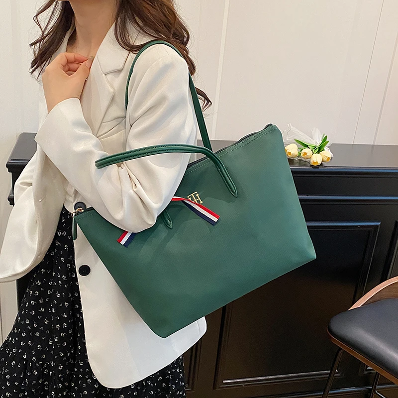 حقيبة نسائية مع أجهزة متينة من جلد الغزال الصناعي الناعم بتصميم عتيق مع سحاب مقاوم للتآكل