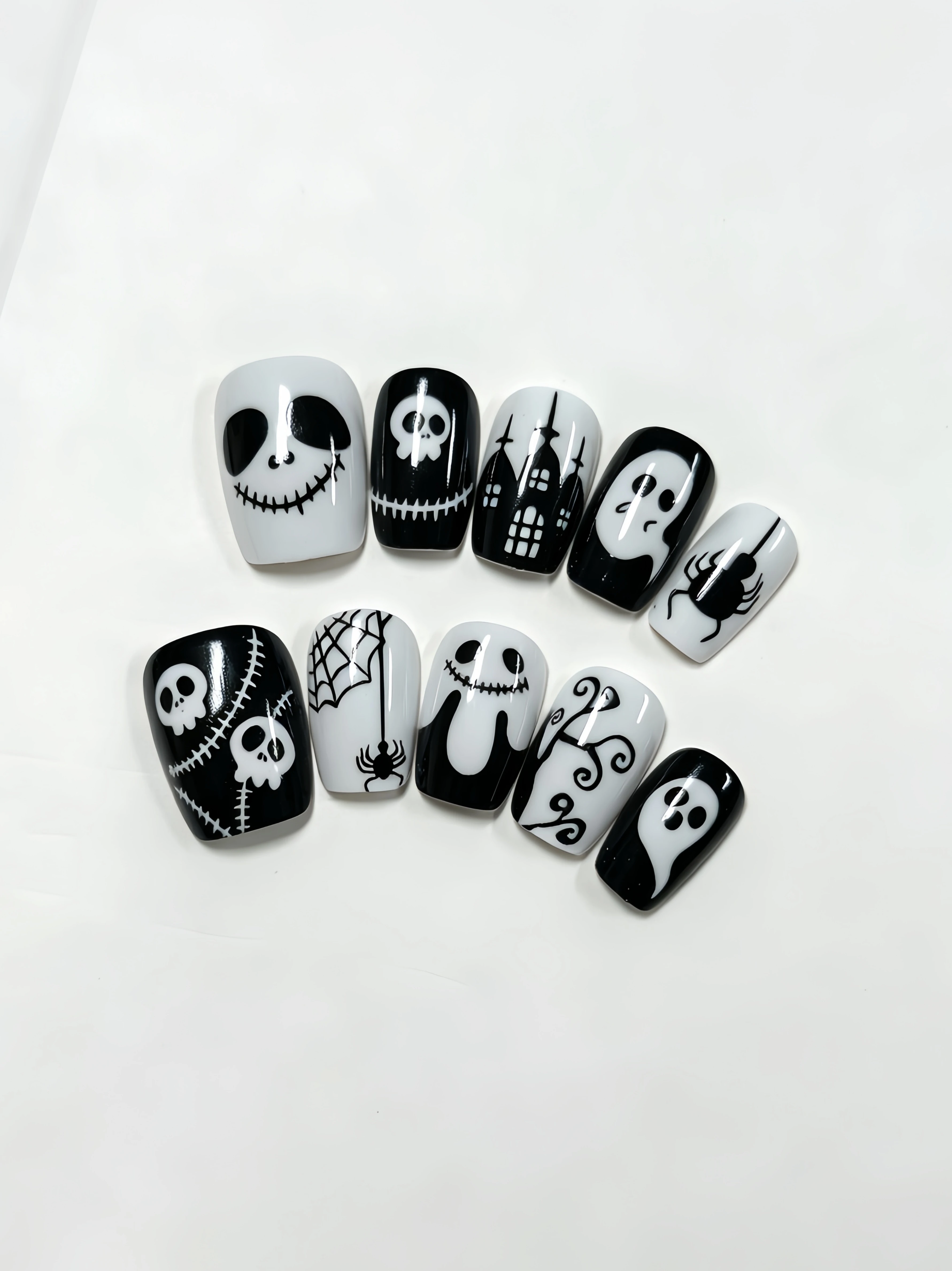 10 Short Square-Shaped Wearable Nails, Black and White Halloween Skeleton Ghost Fake Nails, the Nightmare before Christmas Hand-Painted Spider Castle Nail Stickers