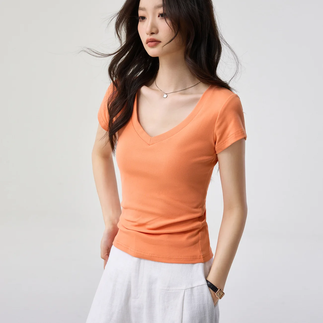 2026 Frühling Sommer Damenbekleidung Einfarbige Dunkle V-Ausschnitt T-Shirts Schlanke Vielseitige Kurzarm Casual Pendler Damen Oberteile