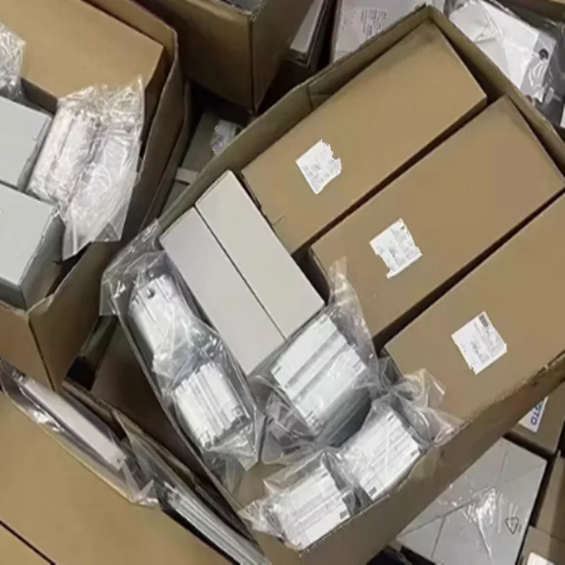 New and Original  Temperature Controller    CH402 100TO240VAC 50/60HZ 7VA