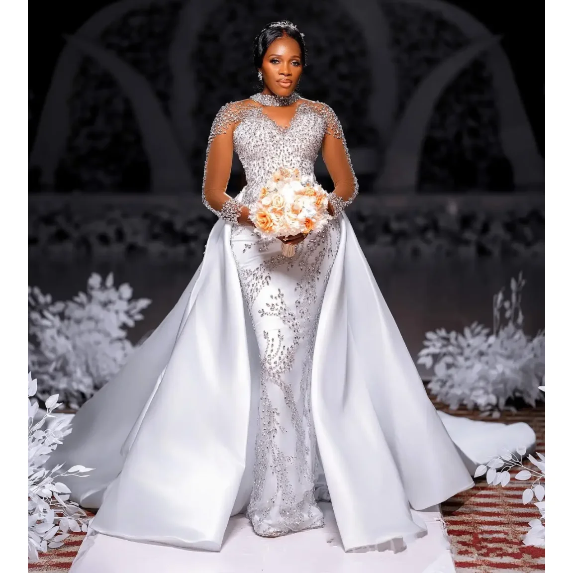 Abito da sposa a sirena con ricamo di perline di lusso personalizzato, gonna in raso staccabile, abito da sposa con bottoni in cristallo a maniche lunghe