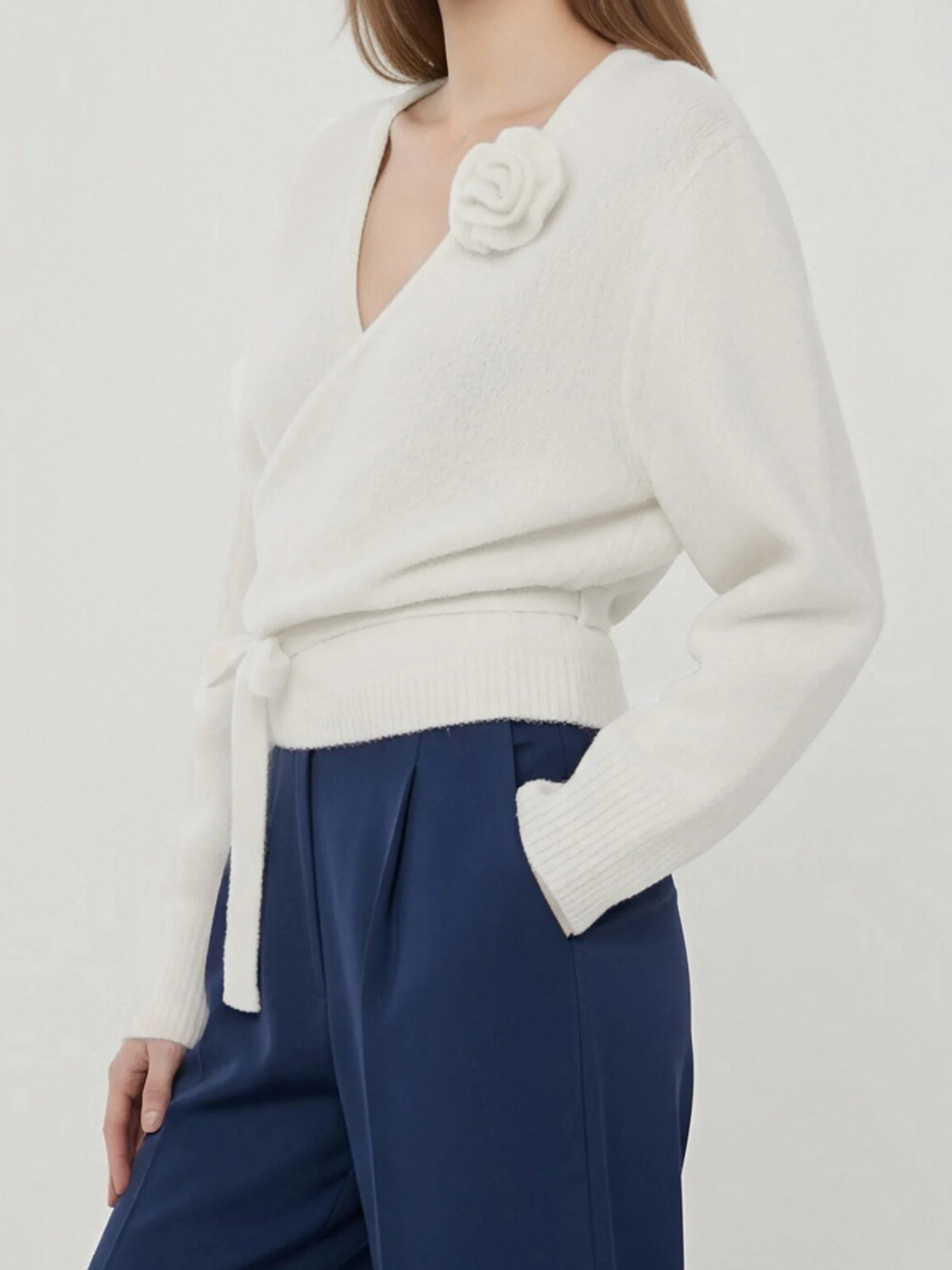 เสื้อจั๊มเปอร์ถักนิตติ้งสำหรับสุภาพสตรี พร้อมลายดอกไม้และดีไซน์ผูกเชือกอย่างมีสไตล์ เหมาะสำหรับวันที่อากาศเย็นในฤดูใบไม้ร่วงและฤดูหนาว