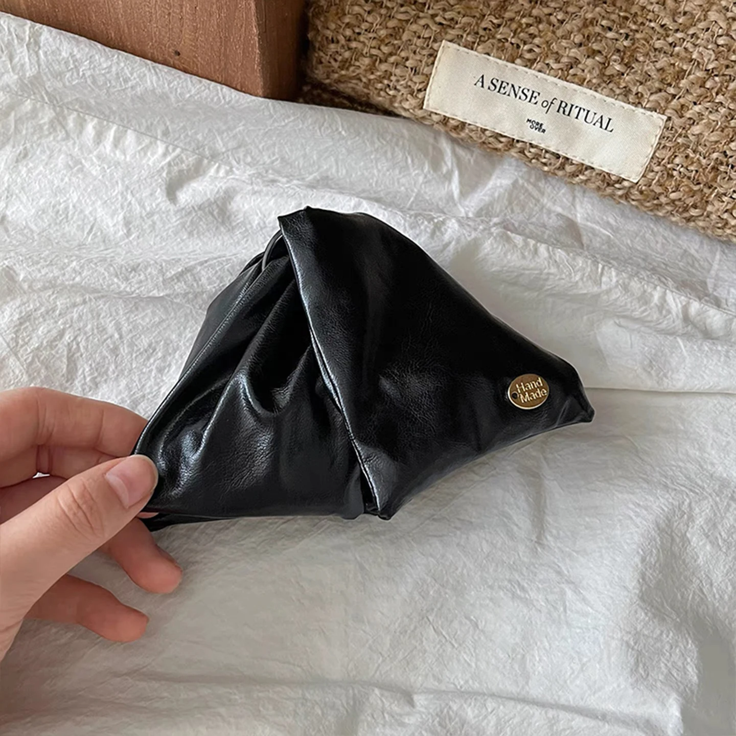 1 Stück hochwertige dreieckige Haarspange aus Leder, neue, stilvolle und fortschrittliche Haarnadel für den Hinterkopf, elegantes Haaraccessoire im Haifisch-Design – Detail 8