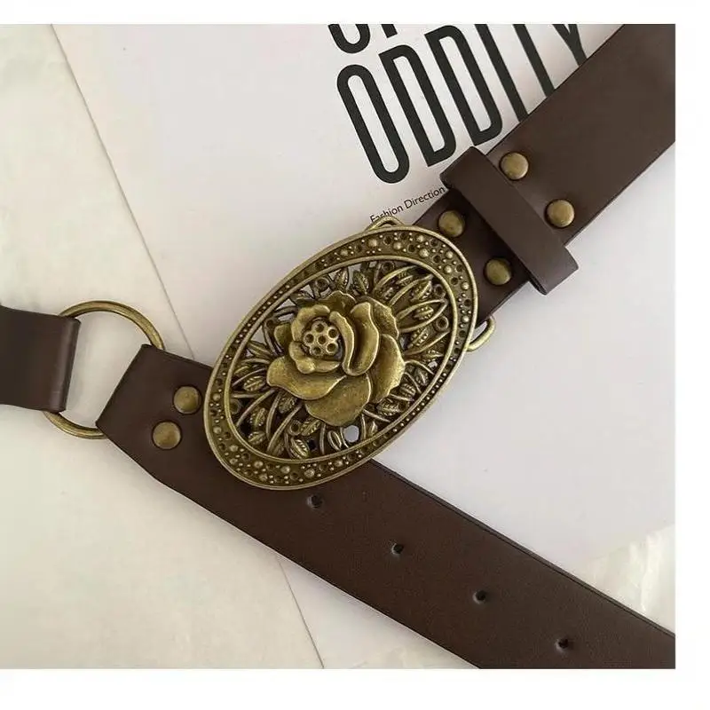 Vintage-Gürtel aus braunem Kunstleder mit rosengravierter Schnalle und Nietenakzenten für Boho-Western-Alltagskleidung – Detail 7