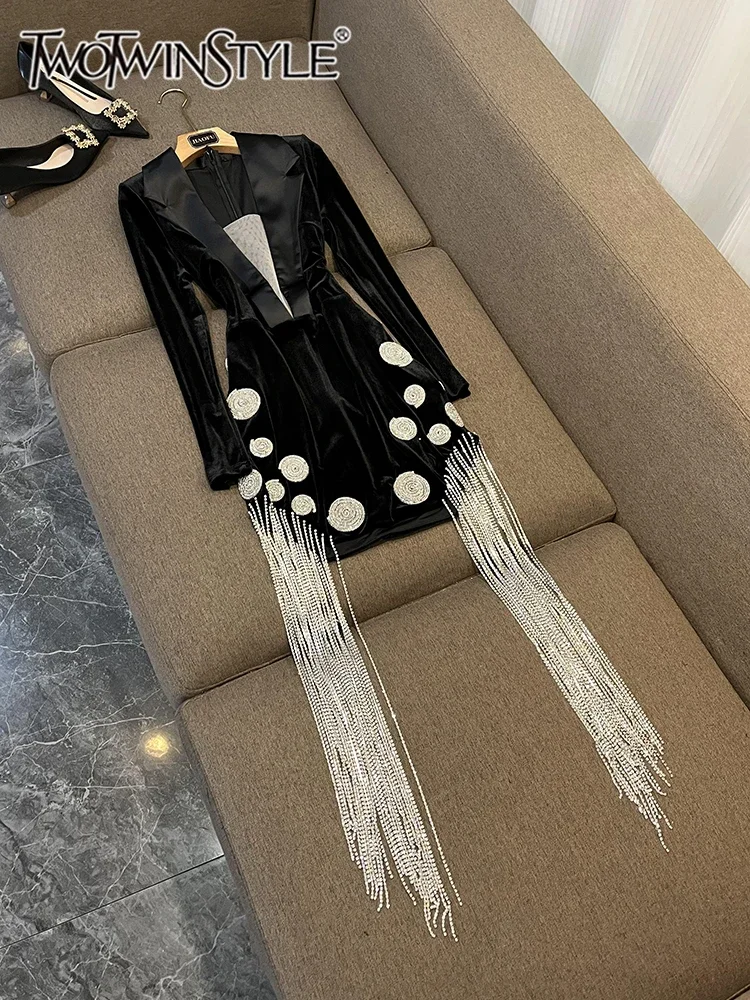 

TWOTWINSTYLE New Luxury Style Chic Dress For Women Deep V Neck Long Slees Patchwork Tassel Evening Party Dress Female SDR068043