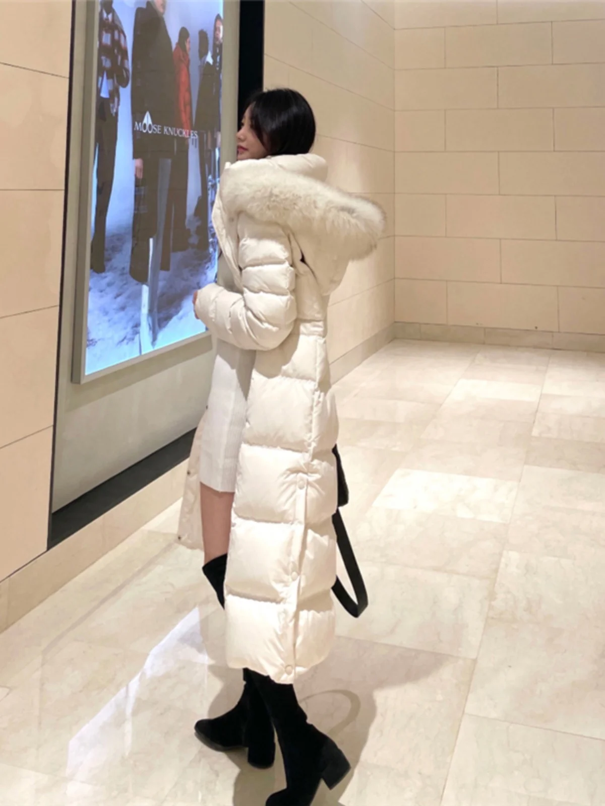 Jaet Long en duvet pour femmes, nouvelle collection hiver 2023, coupe cintrée, cintré à la taille, beau col en fourrure, duvet blanc 90