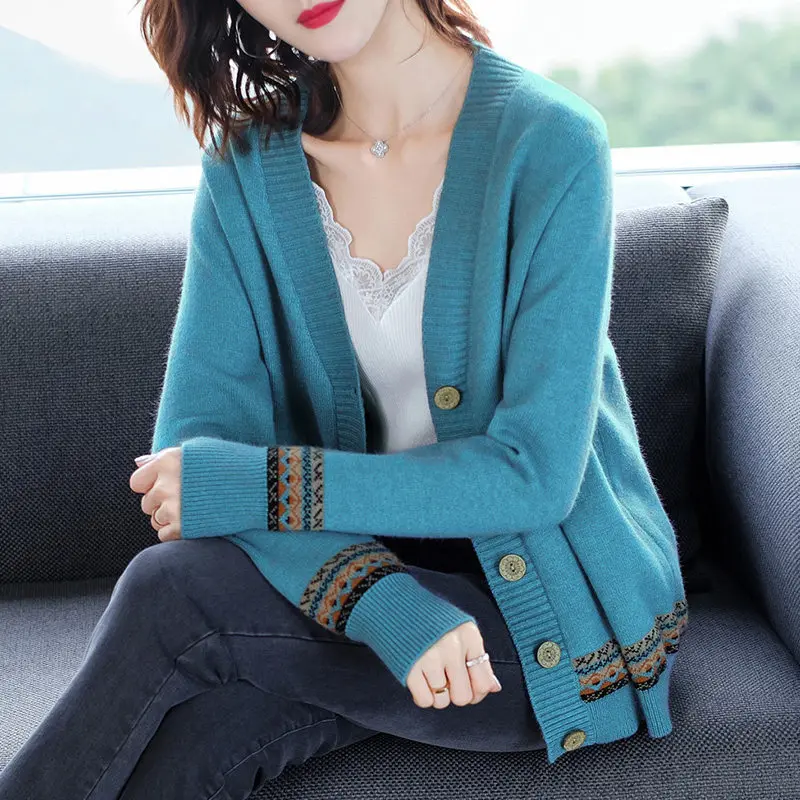 

Jacquard V-neck Small Fresh Knitted Sweater Women's Cardigan 2025 New Temperament Clothing with Long-sleeved Top Loose Coat