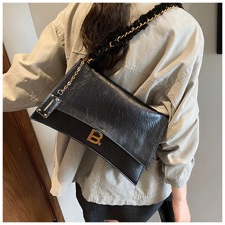 

2025 Chain Strap Shoulder Bag, Luxe Crossbody Purse for Women, Vintage Commuter Tote, Chic Day to Night Bag, Textured Sling Bag