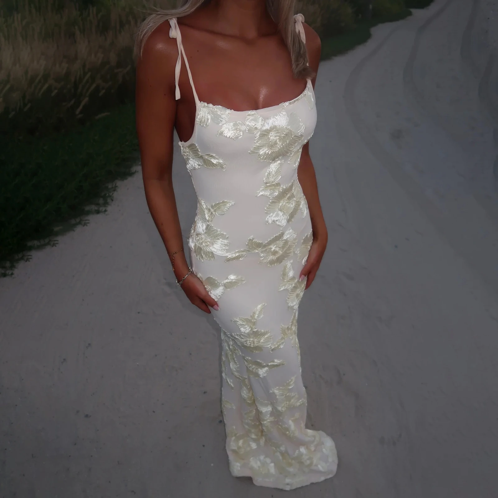 Abito da donna lungo estivo con ricamo in tinta unita di lusso, abito da spiaggia con stampa floreale, taglio basso, senza maniche