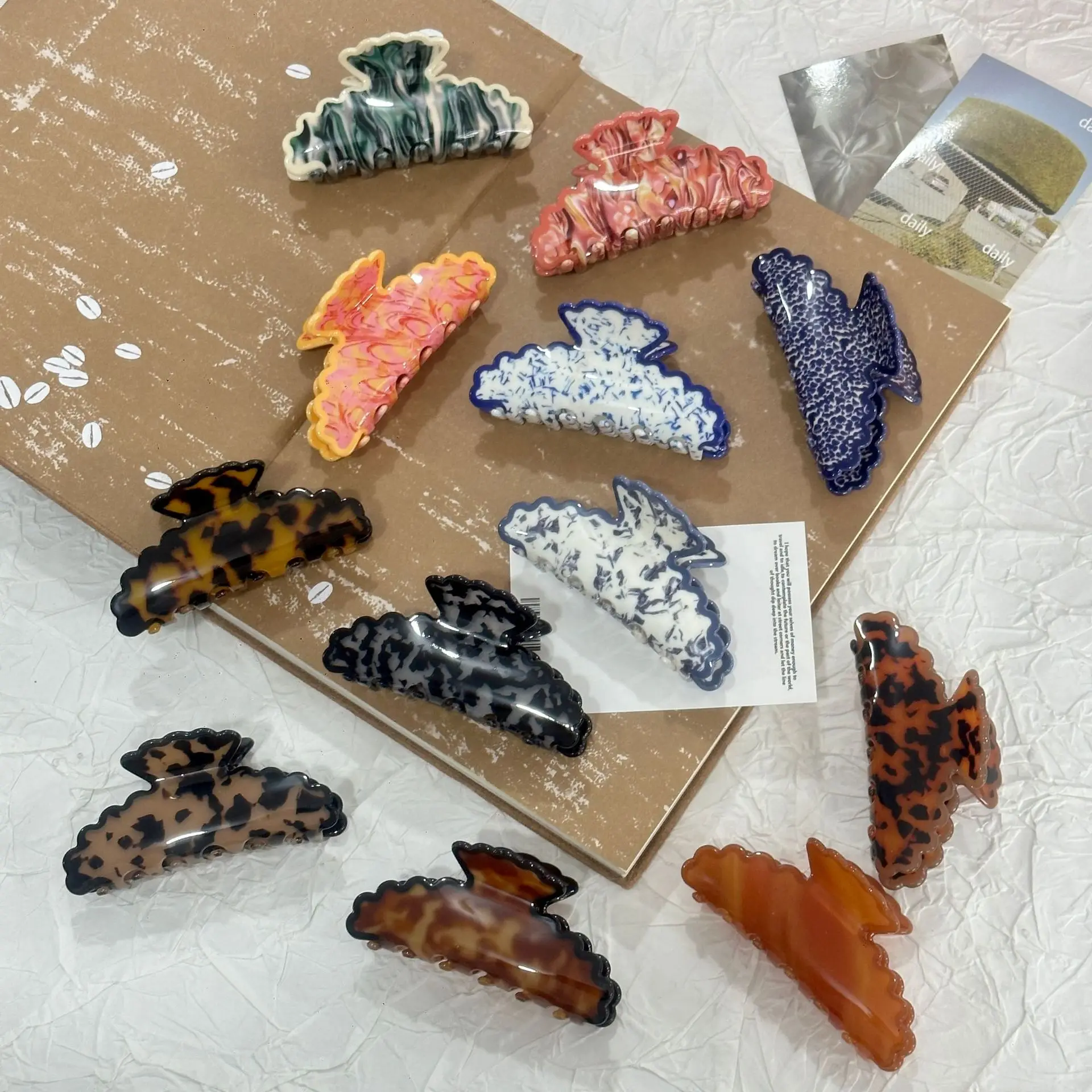 Chic Blue White Porcelain Leopard Print Wave Shark Hair Claw Clip For Women Fashion Acrylic Crab Hairpin Hair Accessories Tool