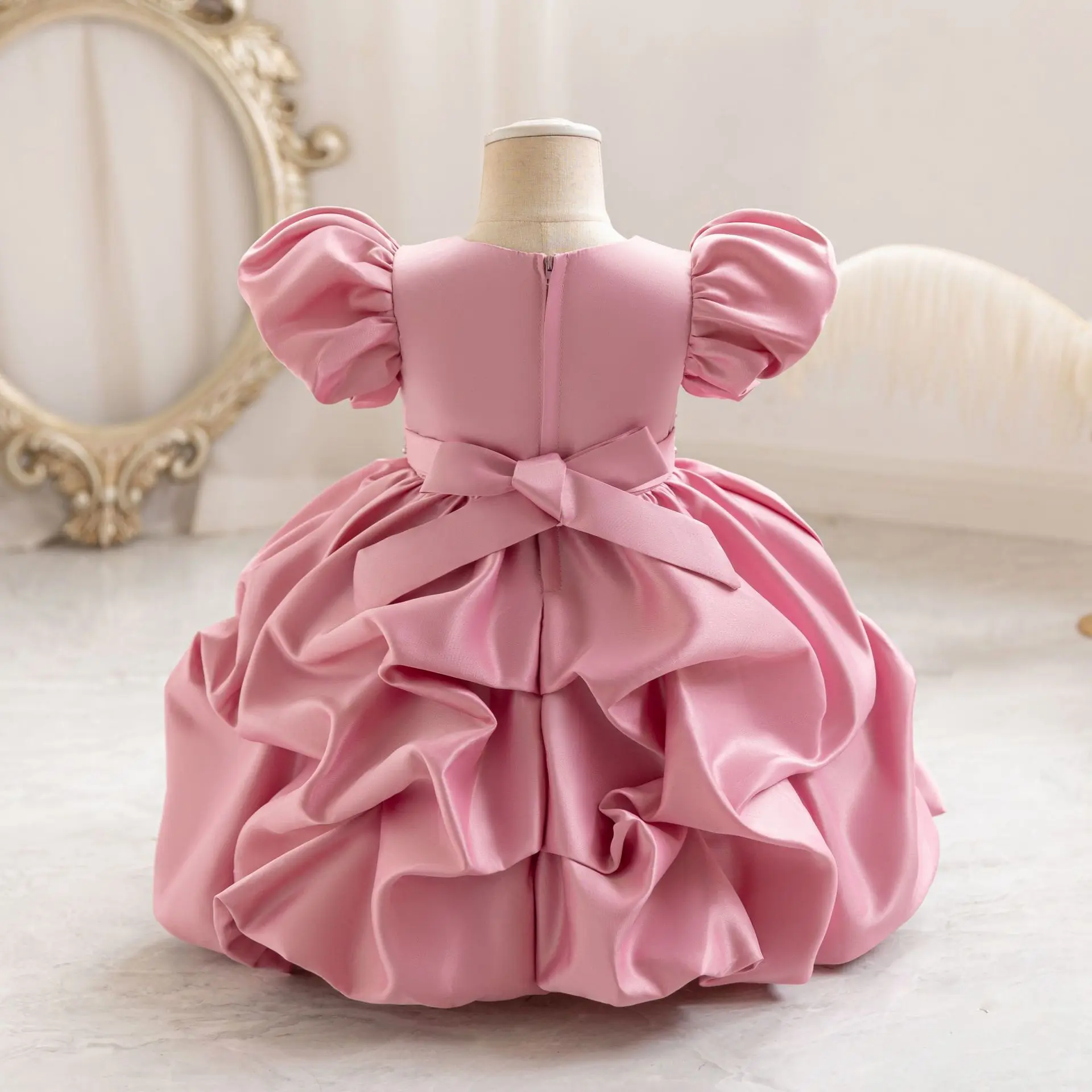 2025年新作の子供用プリンセスドレスは、パフスリーブでファッショナブルです。 高級感のあるパフォーマンス衣装とフェスティバルドレスです