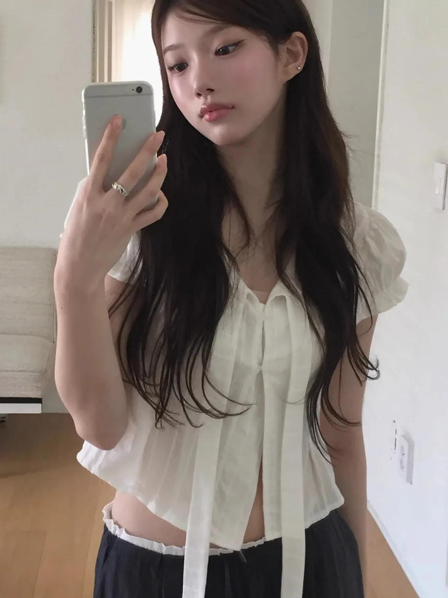 قميص نسائي أنيق أبيض بأكمام منتفخة قصيرة، مقاس صغير، صيفي، بأسلوب كوري، برقبة على شكل V، مع خصر ضيق وطول قصير