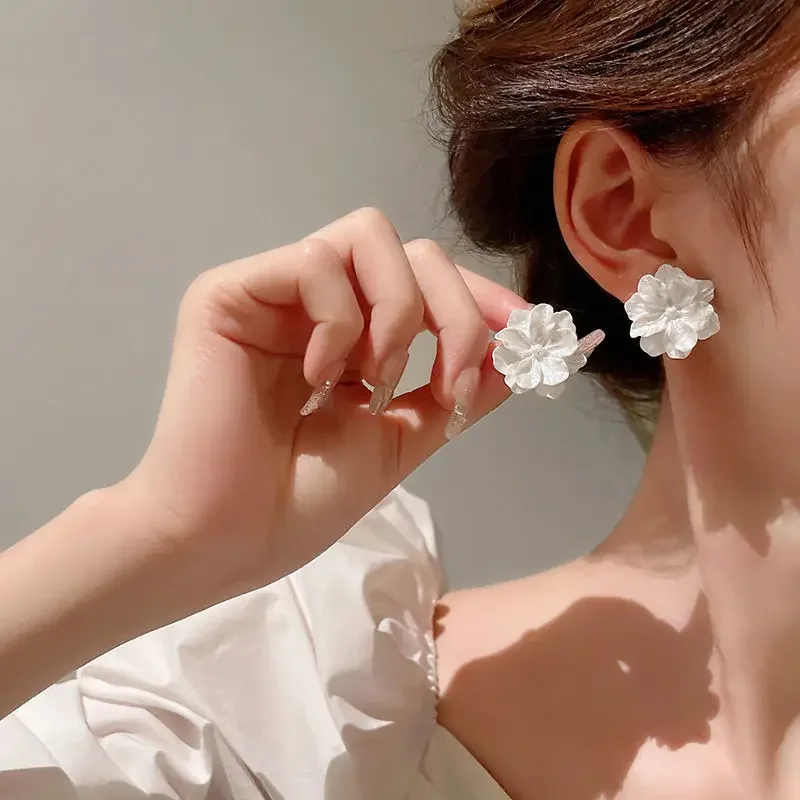 Fashion White Flower Stud Earrings for Women New Modern Korean Fashion Cute Camellia Girl Party Jewelry Accessories