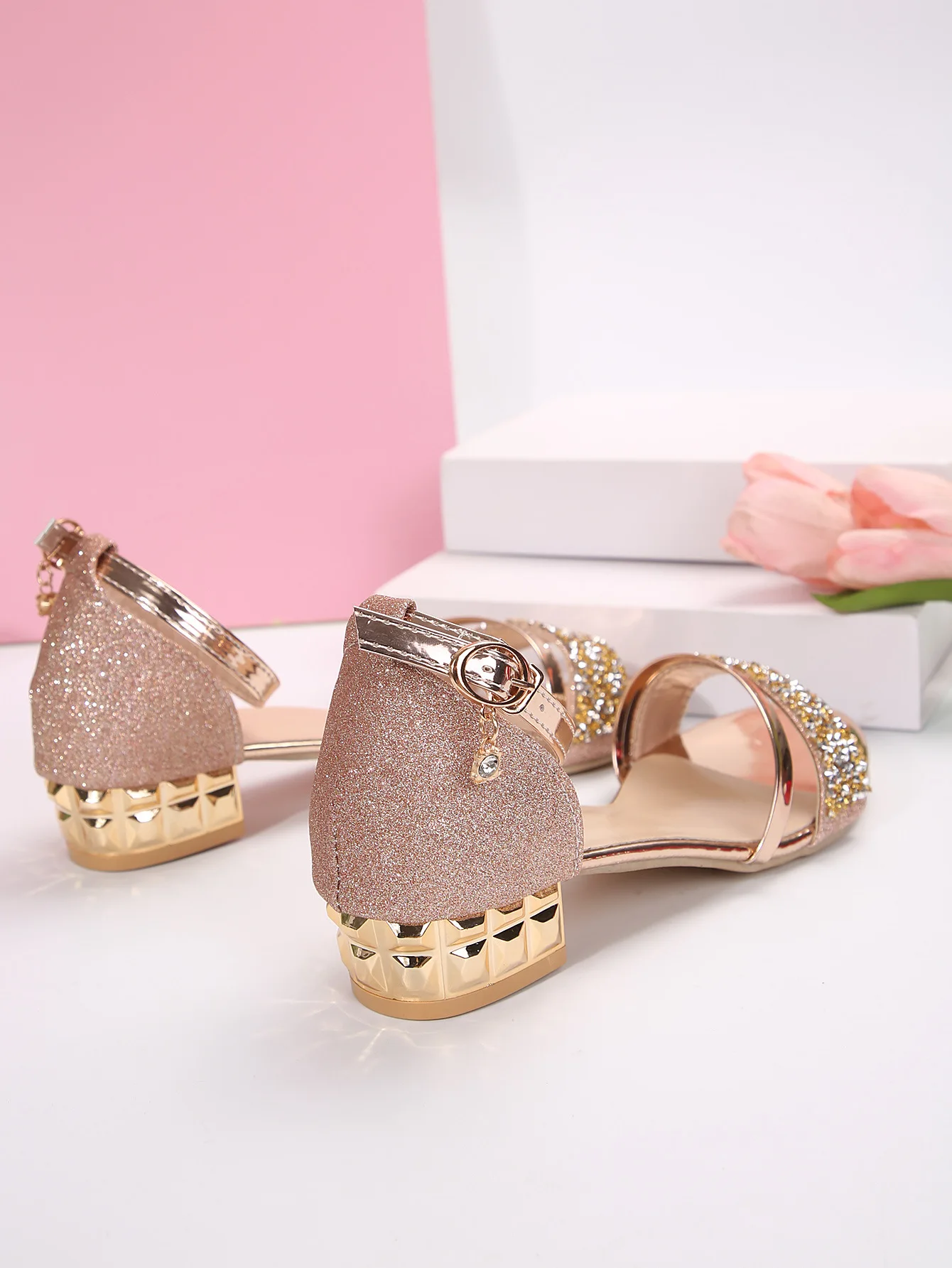 Neue modische Damen-Sandalen in Gold und Silber mit niedrigem Absatz, lässige Schuhe für Damen, offene Zehenpartie, leichte Sommer-Damenschuhe – Detail 12