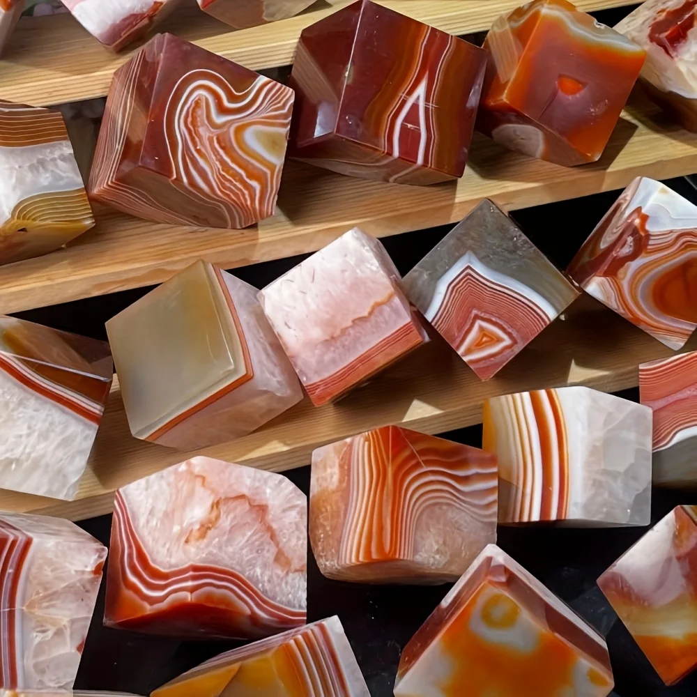 

1pc Carnelian Cube - Synthetic, Brownish-Red to Amber-Tan Gradient, Smooth Polished Surface, Unique Patterns, Home Decor