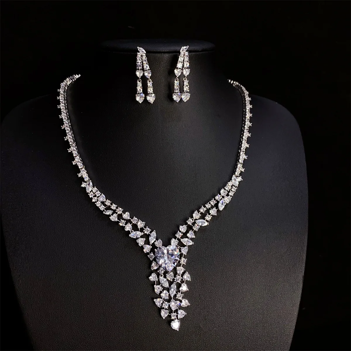 

New Gorgeous Shimmering sliver color Necklace Earrings Women's Dress Decoration Light Luxury Jewelry Set Wedding Ball Gift M-894