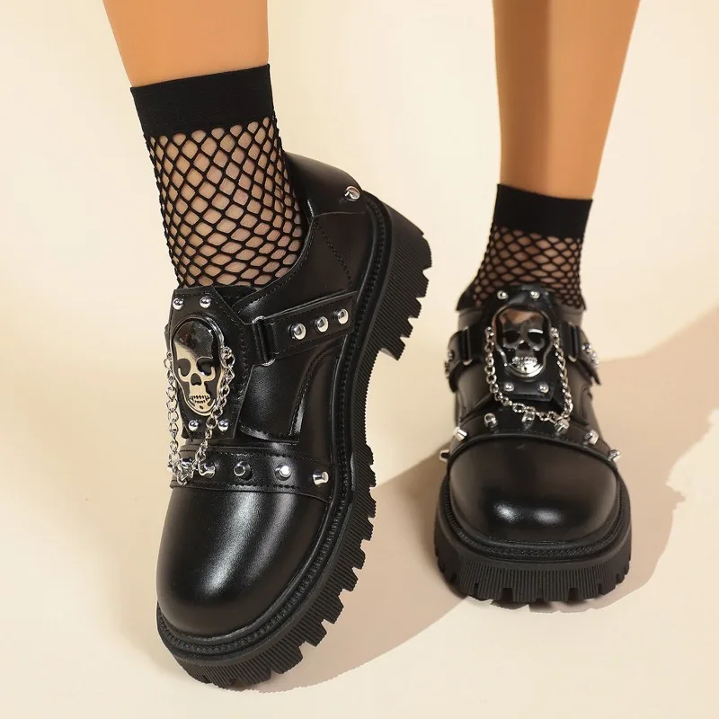 

Новые кожаные туфли на высокой платформе с круглым носком, металлической пряжкой и цепочкой, нескользящие, на массивном каблуке