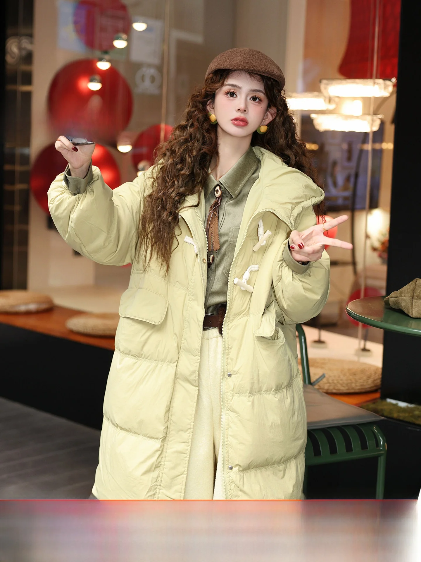 

Женская зимняя теплая свободная повседневная универсальная удлиненная куртка Meng Jiajie Snowy Wild Fruit с капюшоном, наполнителем из полиэстера