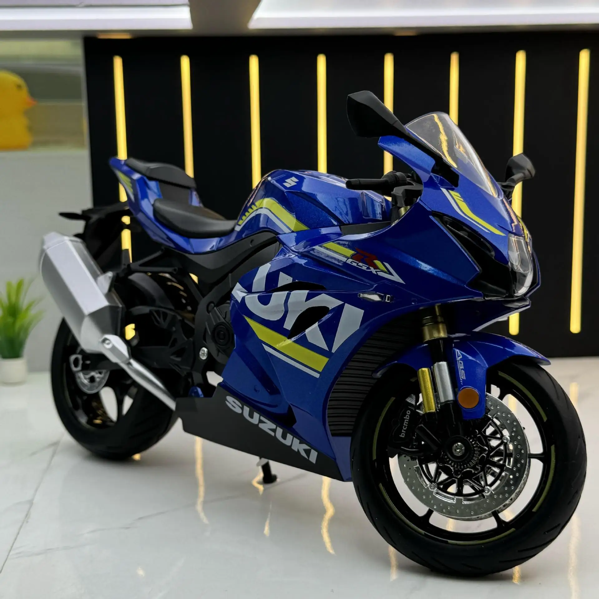Modello di auto in lega 1:9 Suzuki GSX-1000R Moto giocattolo scorrevole Modello di luce Ornamento Prodotti di benvenuto per feste