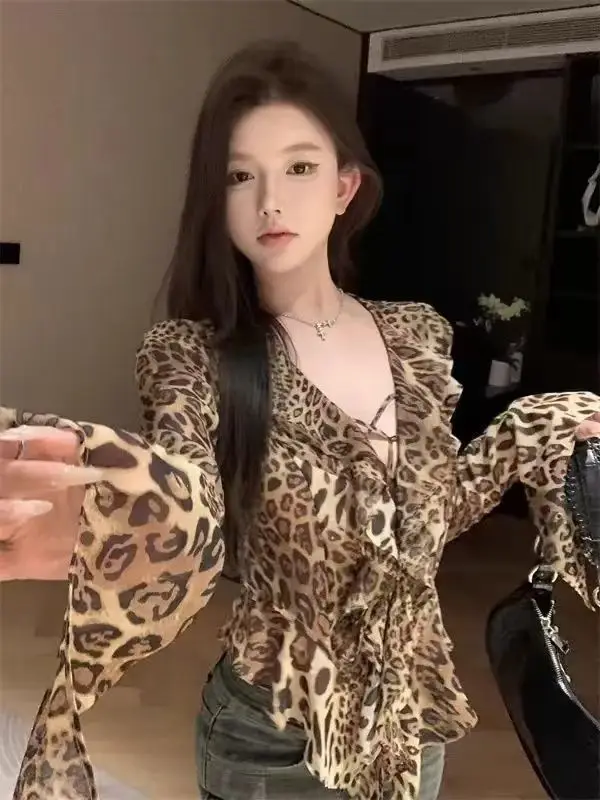 เสื้อยืดลายเสือดาวสไตล์ Y2K ฮาราจูกุ เสื้อระบายสไตล์กรันจ์ เสื้อคอวีทรงไม่สมมาตร สไตล์วินเทจยุค 2000