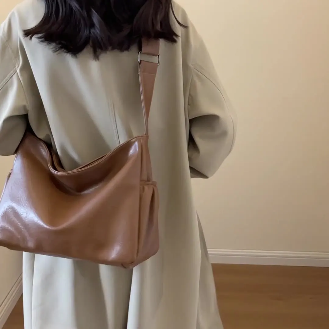 

European American Minimalist Tote Bag Large Capacity Soft Leather Casual Shoulder Bag Retro Commuting Hand-held Crossbody Bag