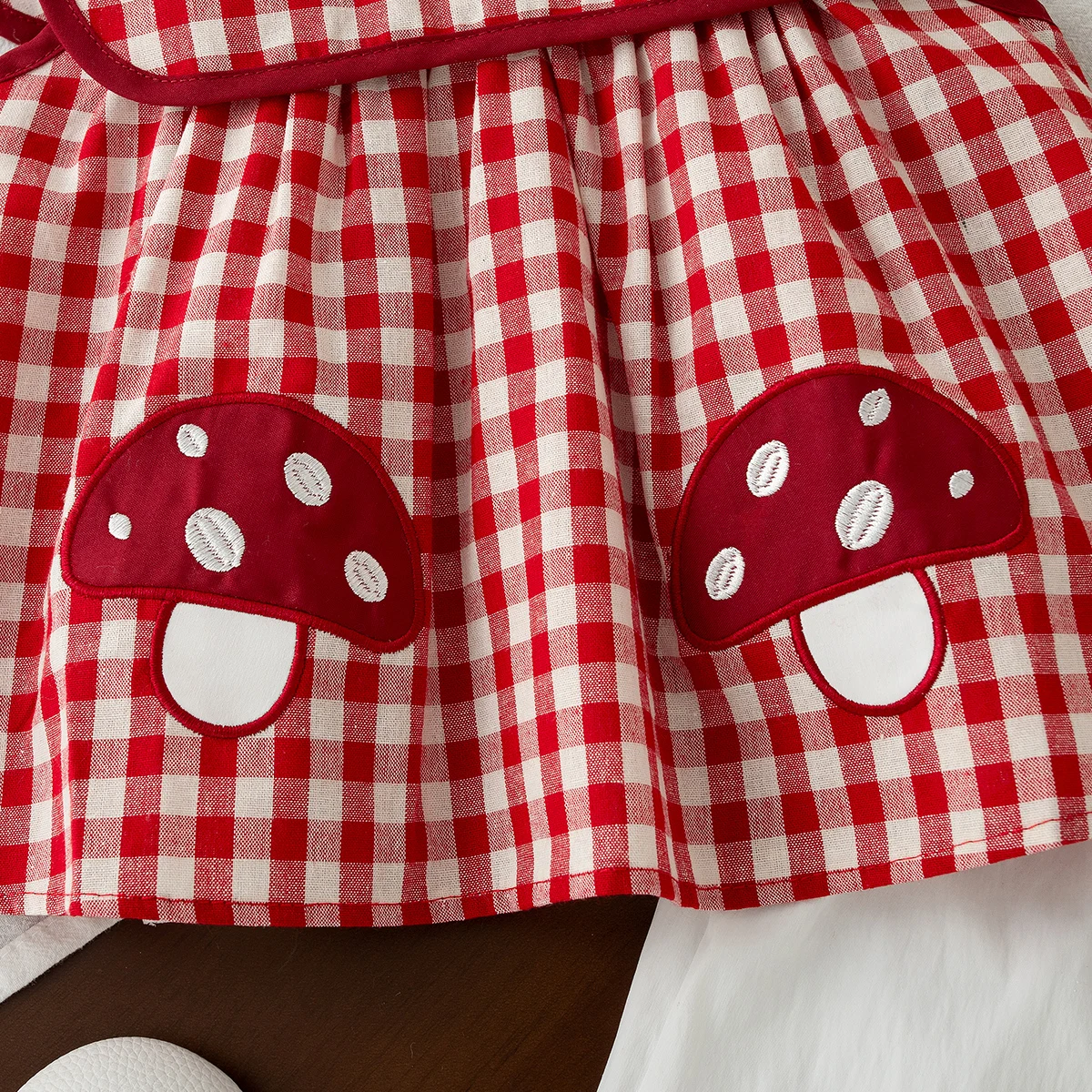 Sommerliches, hübsches Baby-Mädchen-Outfit-Set, bequemes, rot kariertes Oberteil mit Puppenkragen und Cartoon-Stickerei sowie einfarbige weiße Kleinkind-Shorts – Detail 9