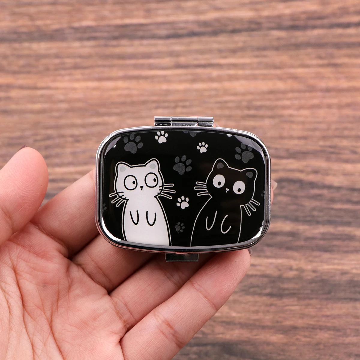 Organizador de comprimidos de viagem de gato preto e branco dos desenhos animados bolso portátil caso de armazenamento de comprimidos pequena caixa para comprimidos recipiente para medicamentos