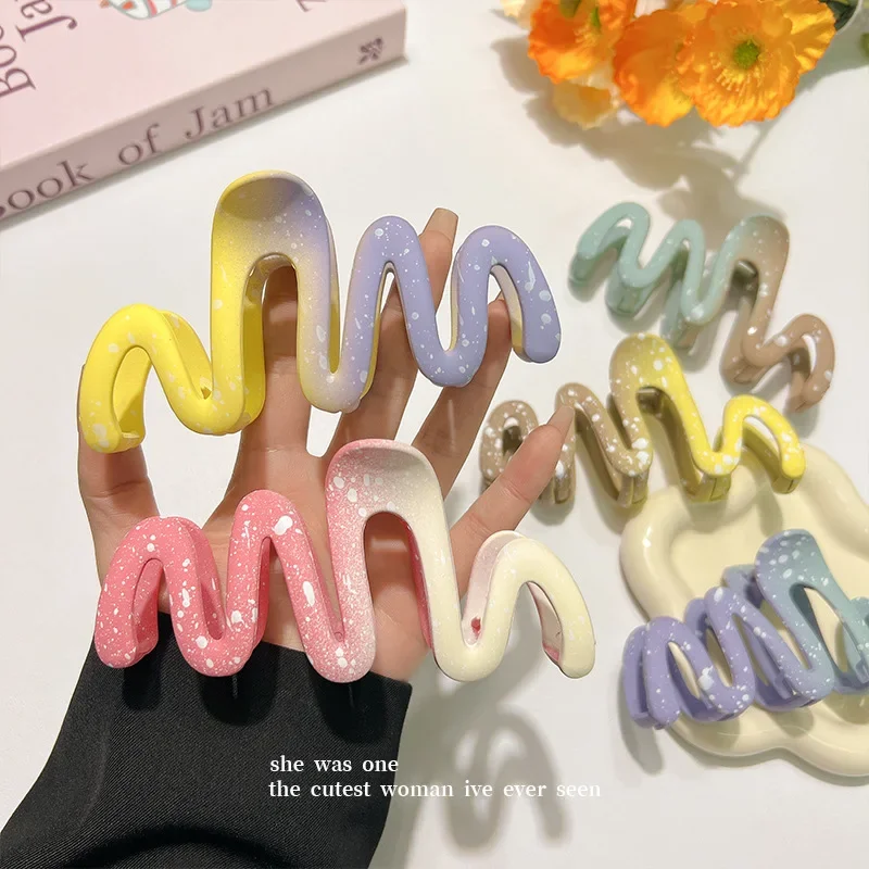 Dopamine color wavy ombre hairpin on the back of the woman's head pan hair grab clip large shark clip hairpin headpiece