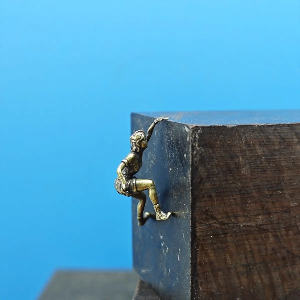 Brass Rock Climbing and Mountaineering 1:64 Miniature Scene Figurine Car Model Landscape Sandbox Photography Artificial Mountain